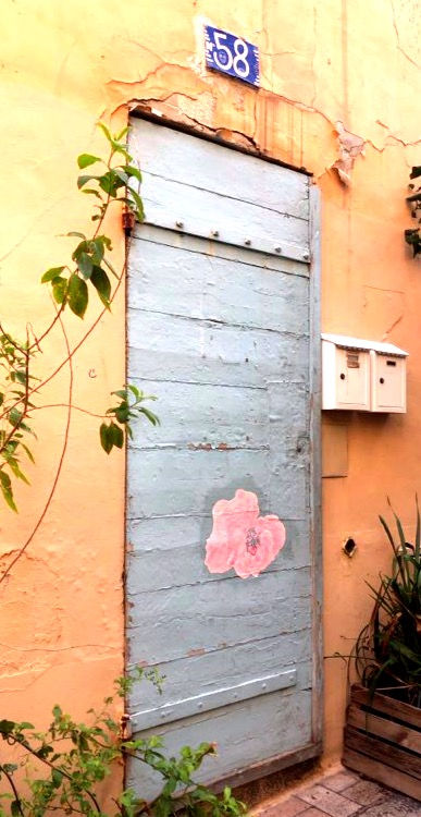 Une porte du Panier, à Marseille