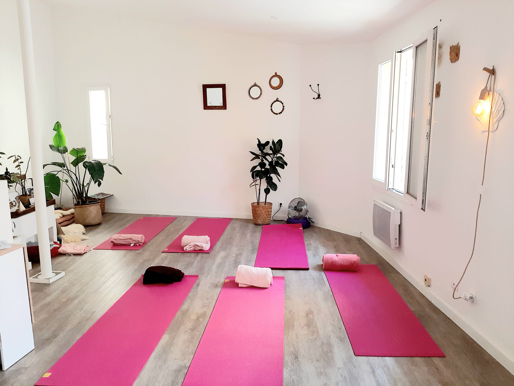 Salle du cours de Kundalini yoga à Marseille, tapis roses